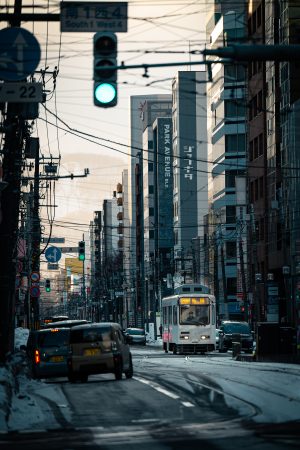 「雪降る街、本日も通常運行。」 