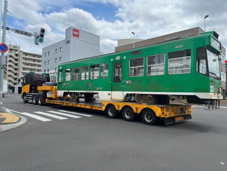 「トラックで運ぶ」 
