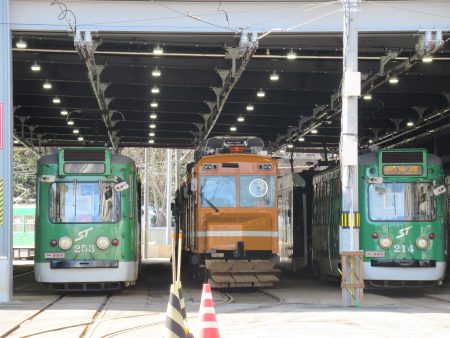 「出番を待つ市電」 