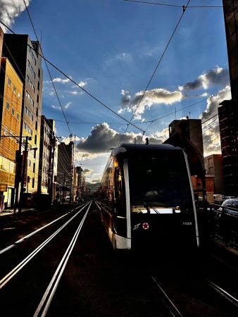 「夕日に染まる札幌市電の夏」 