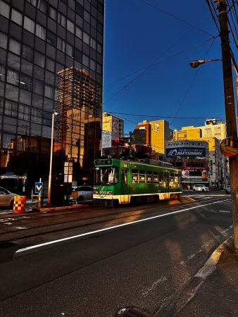 「夕映えの路面電車」 