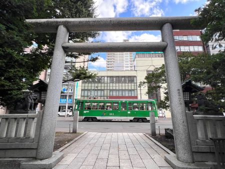 「鳥居と市電」 