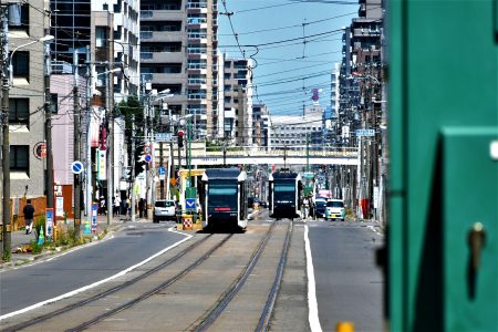 「低床電車の行き交え」 