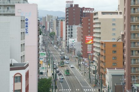 「ホテル最上階の一番線路に近い部屋からトレインビュー」 