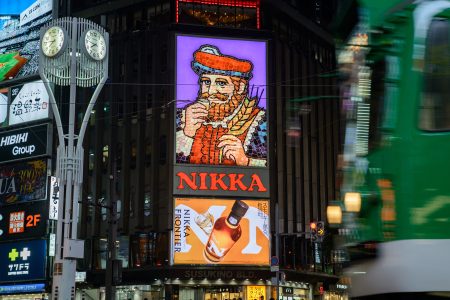 「動き出す夜、光る街角」 