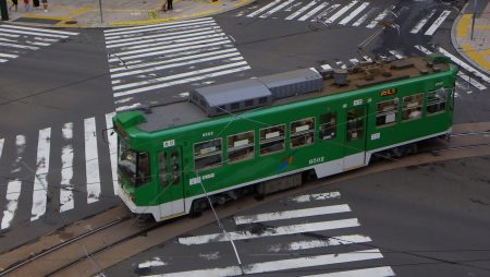 「スクランブル交差点通過中の電車を上から撮ってみた」 