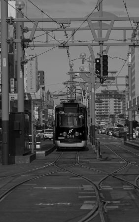 「ホームに佇む市電」 