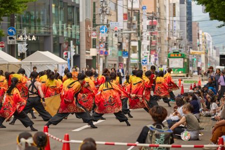 「演舞を見つめる市電」 